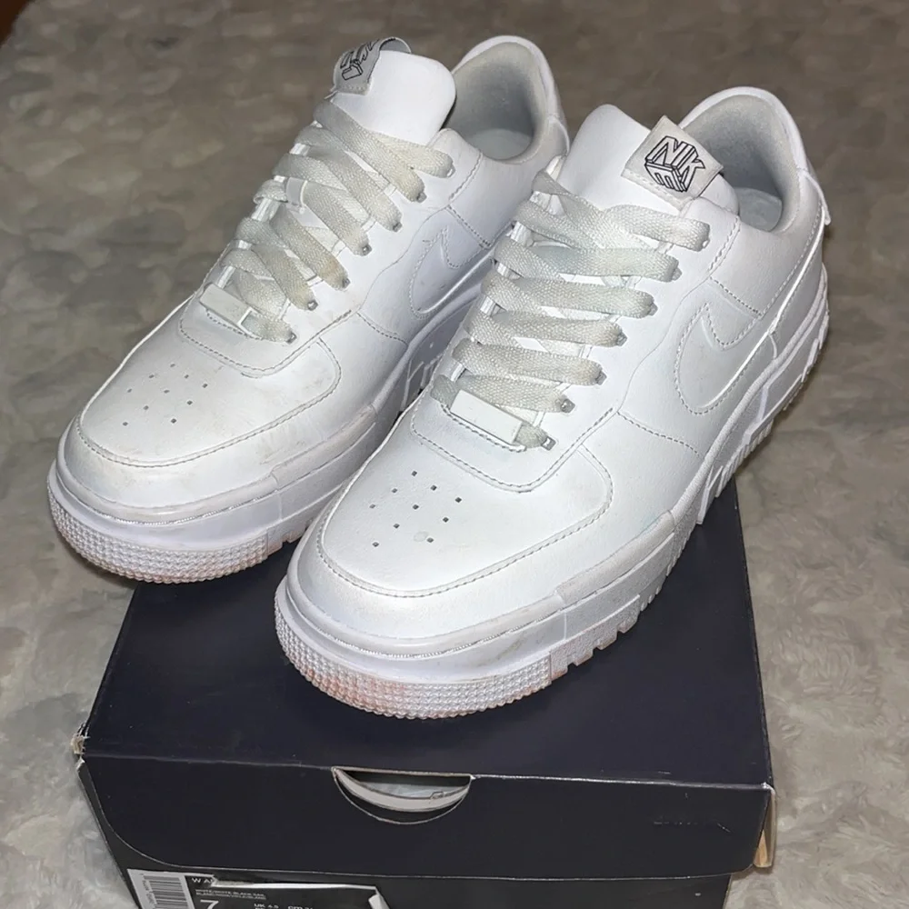 Nike shoes - Picture 2 of 3